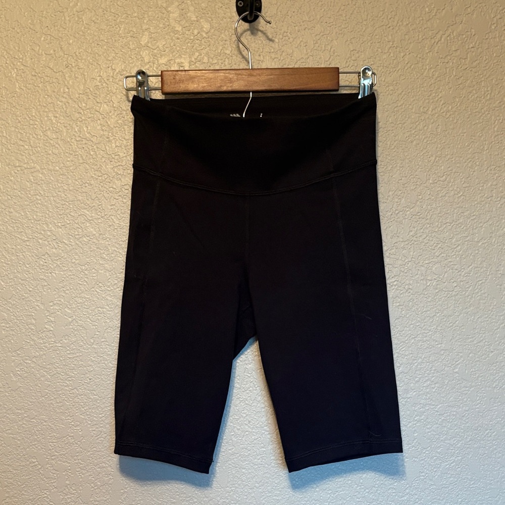 🖤all in motion black biker shorts (XS)